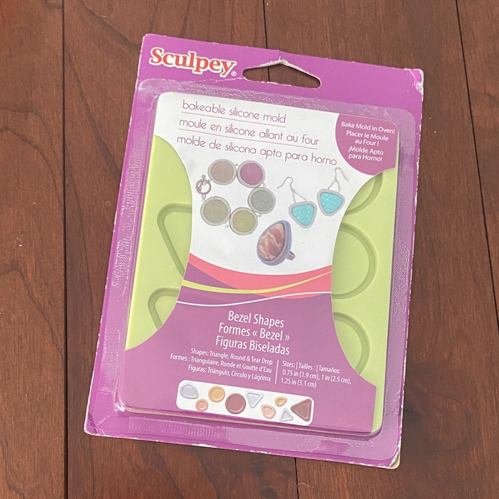 Sculpey Bezel Shapes Bakeable Silicone Mold - Green Mold, Purple Card